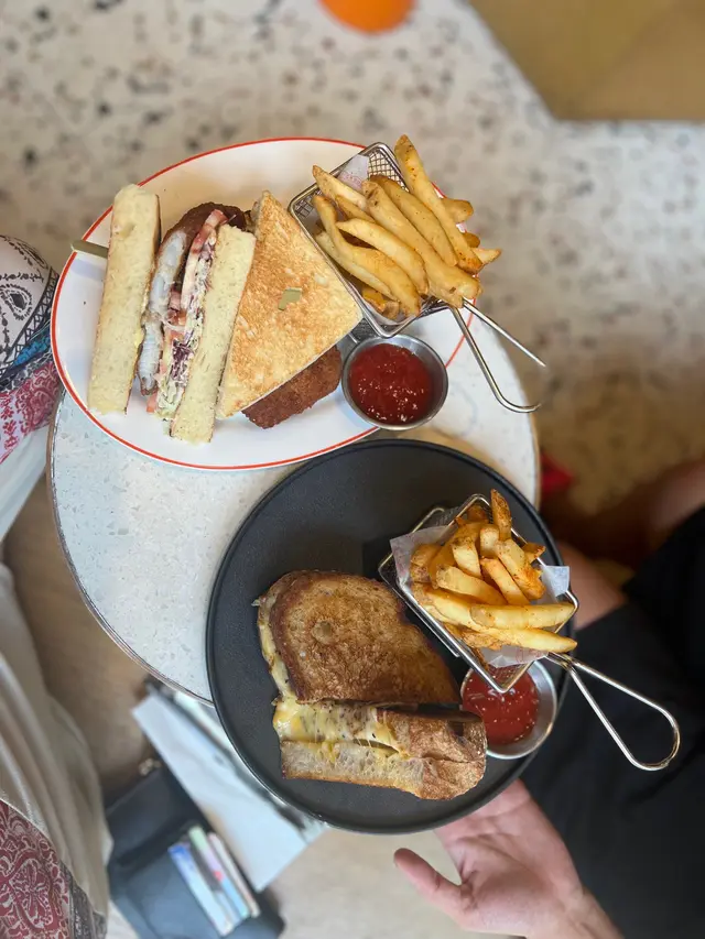 他們咖啡☕️又好喝 食物好吃😋又好拍 而且份量 超十足
還有他們的環境 走一個休閒舒適路線 真的難怪他們每天顧客絡繹不絕