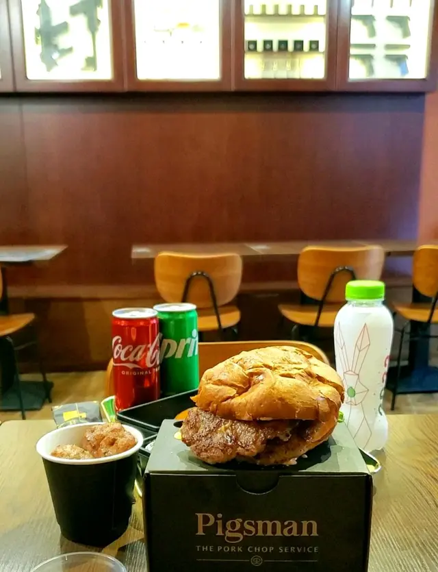 手打雙層豬柳芝士漢堡/手打豬肉丸