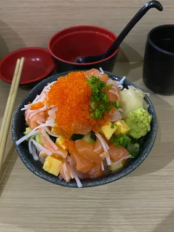 角切魚生丼