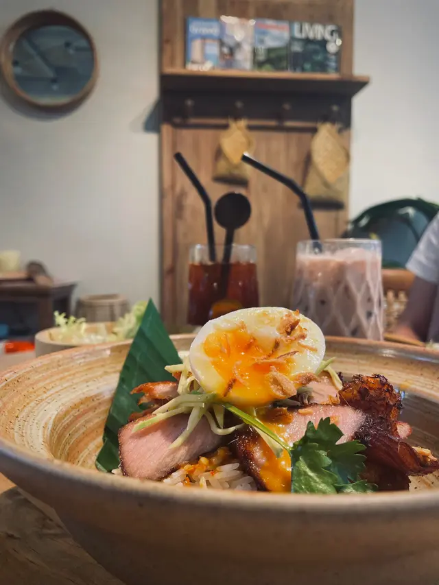 豬頸肉份量多 配流心蛋好夾好邪惡 飯既醬汁好好味 擺盤好靚