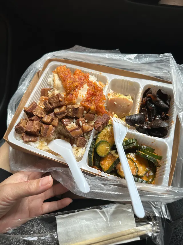 滷肉拼鹽酥雞扒飯