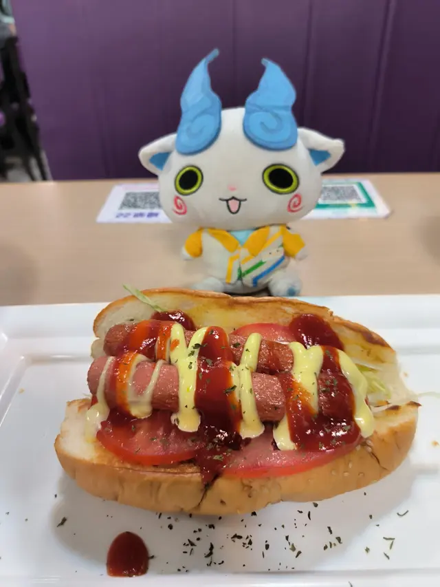 熱狗熱辣辣.有兩條熱狗腸.非常之好食.醬汁又多.咁嘅價錢.又真材實料.滿晒分啦！😍👍😋😋😋