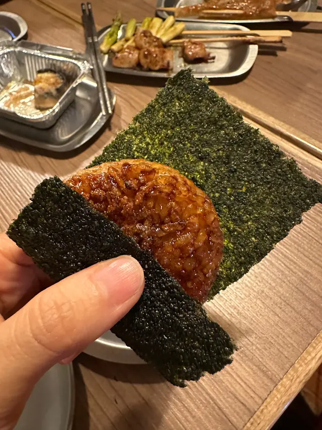 外脆內軟,汁包住成個飯團連紫菜一齊食,口感一流