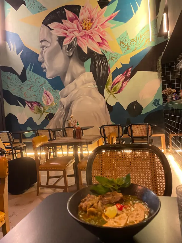 六點幾入座，牆壁畫很吸晴