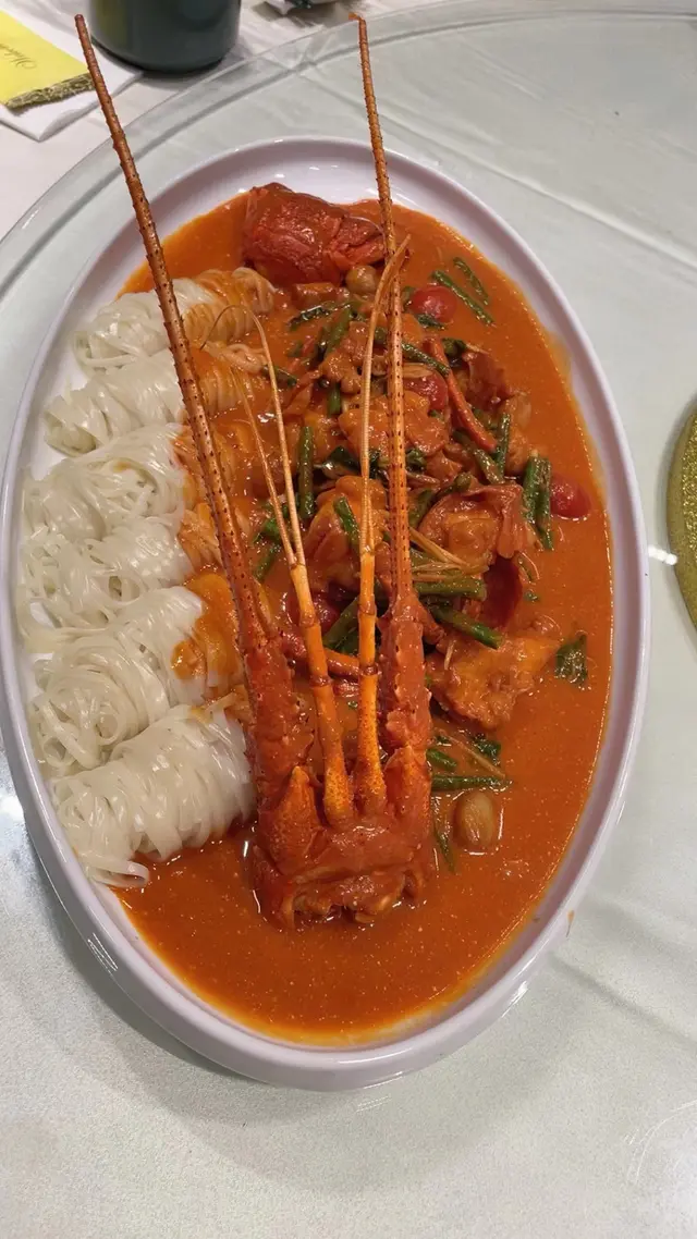 蕃茄味好香，好特別的龍蝦做法，我食厭咗芝士焗龍蝦上湯龍蝦嗰啲做法，估唔到呢個做法都咁好食