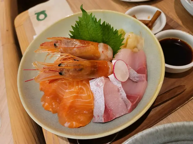 三色魚生丼