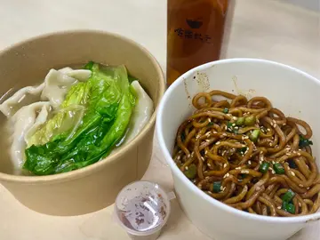 香辣菜脯+素汤饺+特制葱油捞上海面+红萝卜粟米猪骨汤+自家制罗汉果雪梨茶