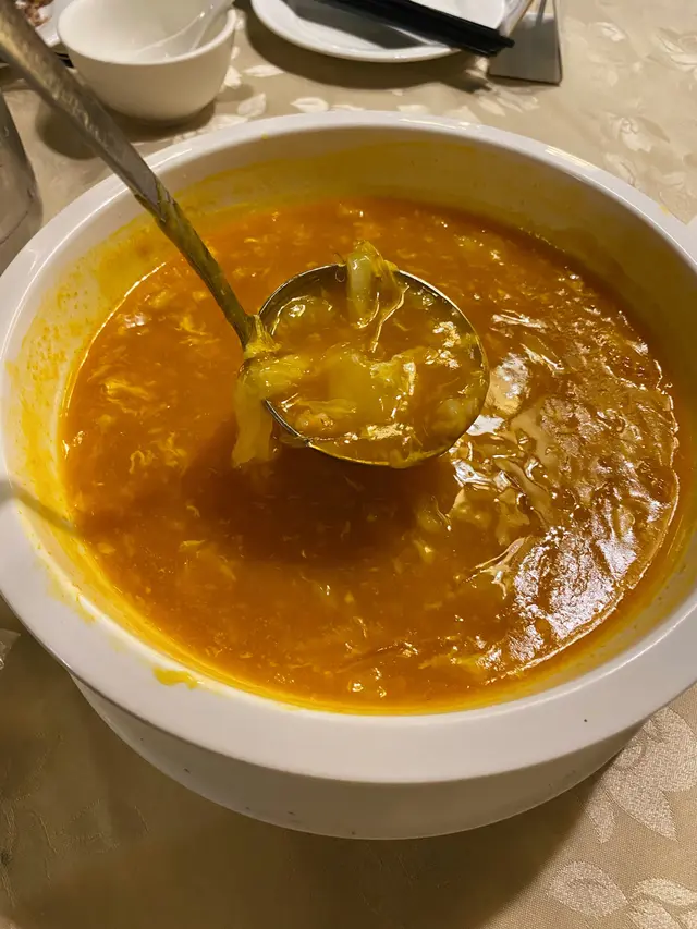 份量好多,餐牌寫$198可供四至六位,我地6個人,每人都飲到2碗,好足料