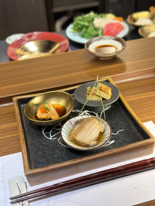 磯燒鮑魚、鮟鱇魚肝、燒蟹肉豆腐