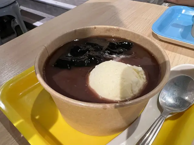 紅豆沙仙草配雲呢拿雪糕
