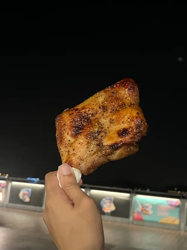 這烤雞脾 笑死😆 我跟另一半在聊到底這隻好吃😋 還是泰國🇹🇭路邊攤的那家好吃 😆
堅離地城這家的雞脾的香料裹得滿滿 每口的香料感濃 可能因為他們的要再翻熱一下
不是即烤 所以會比泰國🇹🇭即烤的乾一點點🤏  不過他們吃起來真的很港式～～
是香港🇭🇰路邊小吃店的味道 而且 $33 大大隻 味道濃郁 手拿著🫴吃真的好爽～～