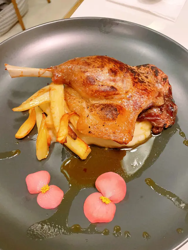 有質素，鴨肶鬆化入味，配以蘋果片及蘋果醬，不油膩。值得一試！