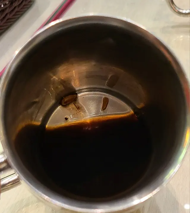 咖啡杯內有檸檬核！