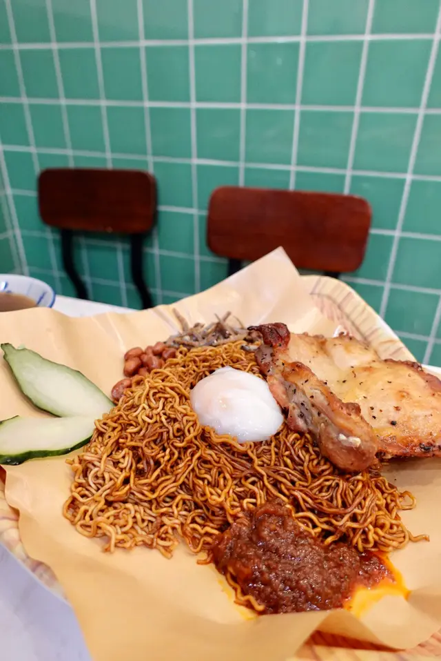 碟麵比我想像中大,雞扒超大塊!麵好食😋加上佢個沙茶辣味好惹味!