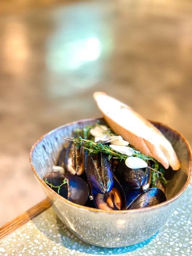 新鮮青口配蒜香白酒牛油汁