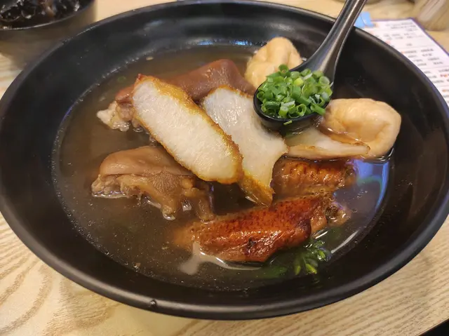 雞中翼肉質嫩滑浸泡在清湯中仍可保持瑞士汁味，豬手南乳味濃