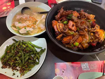 父亲节 当日午餐拣左食辣,麻辣香锅拣左5个𩠌,好够麻辣,仲好饱肚😂,小朋友就叫左酸草鱼走辣同四季豆,佢地都觉得好味🤤会继续支持