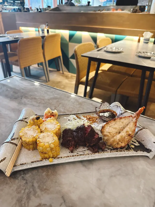 呢盆$880海陸空盛,如果燒到黑色嘅係和牛,龍蝦係海,粟米係咪識空中飛?