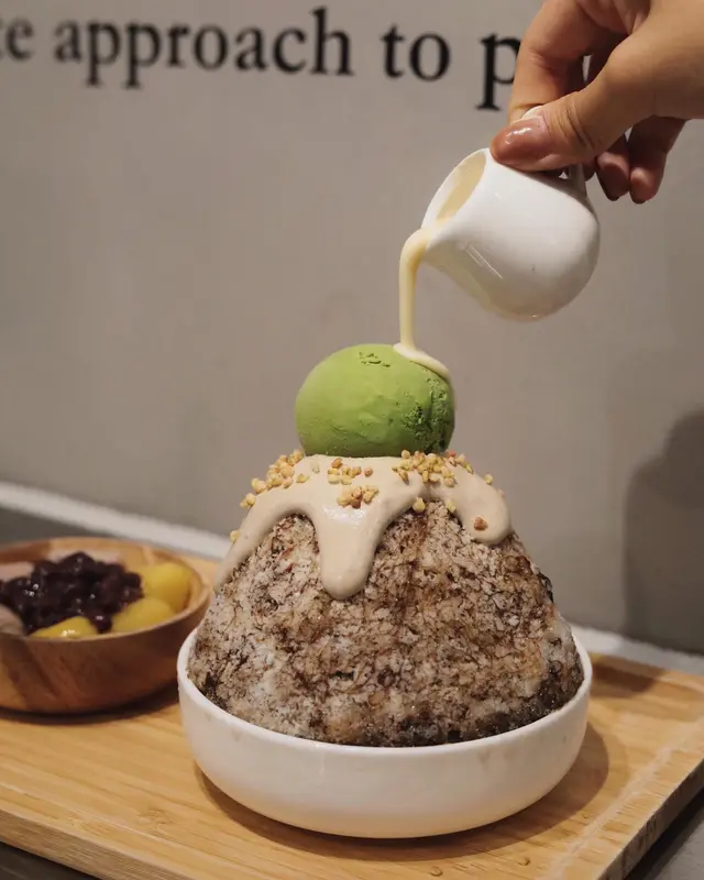 抹茶焙茶奶蓋雪花盛盤