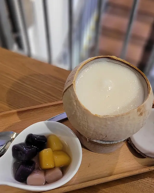 椰皇燉蛋白加芋圓