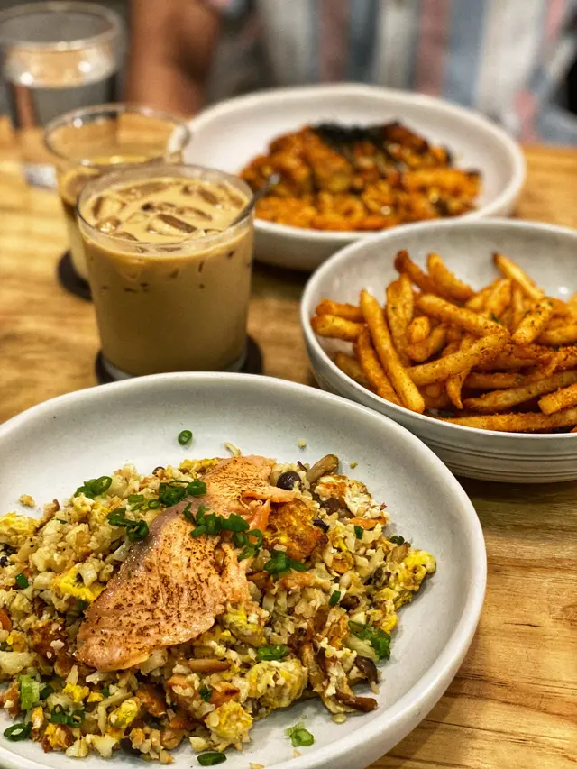 泡菜雞肉椰菜花飯、煎三文魚椰菜花飯、炸薯條