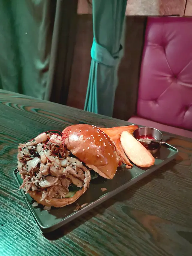 啤酒慢烤香麻手撕豬肉漢堡