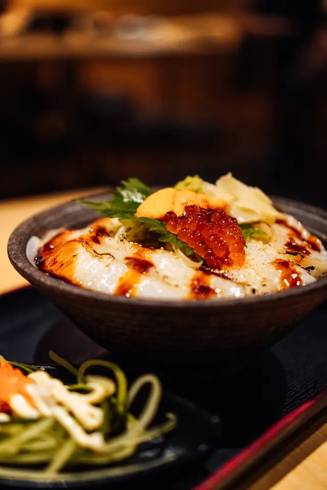 火炙蝶魚裙邊海膽丼