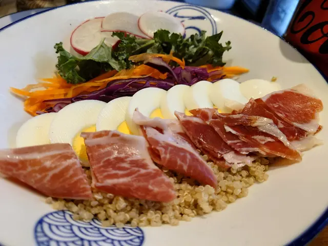 擺盤相對較為有心思的前菜~配上獨特的芥辣甜醬，夏日炎炎非常開胃。有少少quinoa，對於女仔嚟講係健康之選~火腿數量亦都足夠，蔬菜清脆爽口！