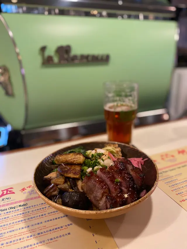 24小時慢煮伊比利亞叉燒配日本溫泉蛋，紅洋蔥漬，香噴噴香蔥豬油撈飯