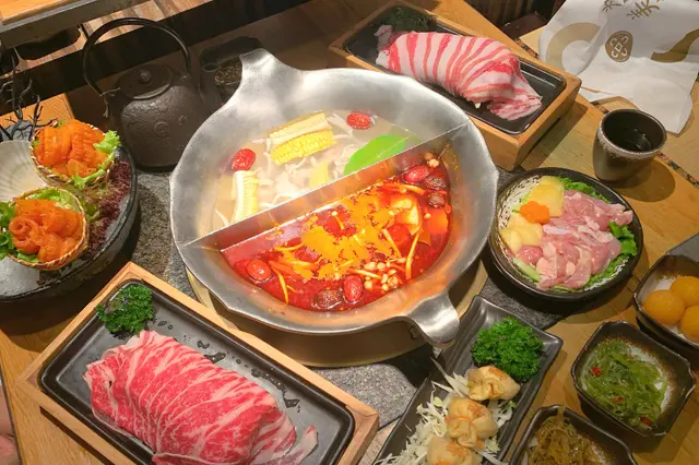 鴛鴦鍋「清涼椰子雞鍋 +臺式麻辣鍋 」