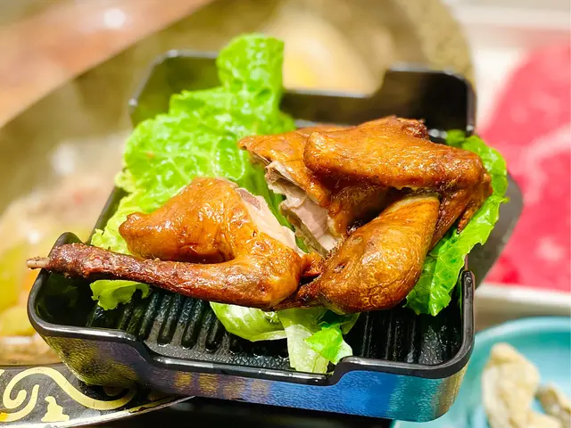 每一隻餸上嚟嘅時候都真係熱辣辣，皮夠晒脆咁就係食乳鴿最正嘅地方，🐦肉質到幾飽滿，而且每一隻都好有份量，嫩又唔柴