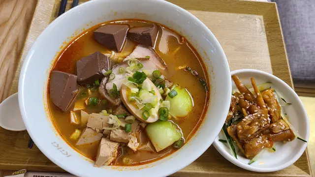 麻辣肉片紅白麵, 煙燻無骨鳳爪