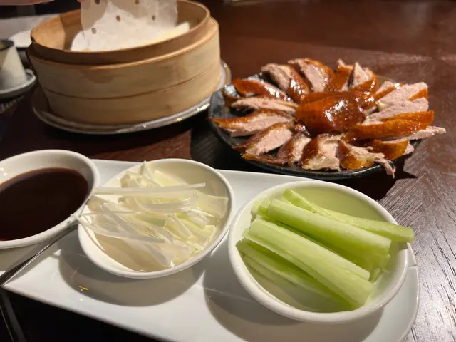 脆皮逸東烤鴨(拼傳統春餅,青瓜,青蔥及海鮮醬)