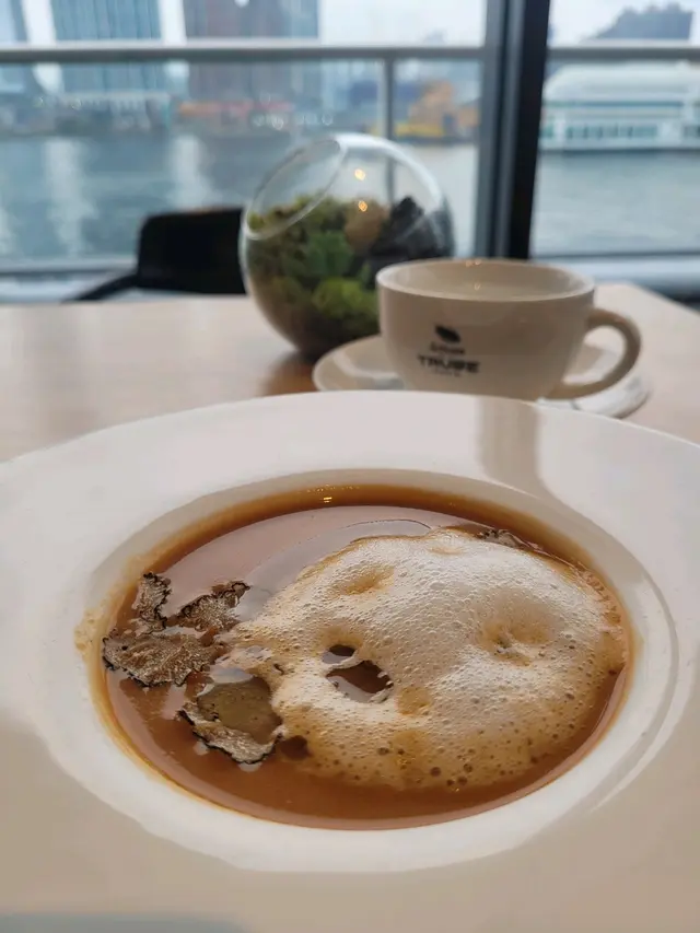 龍蝦與松露互相爭味，湯本身過濾不足。