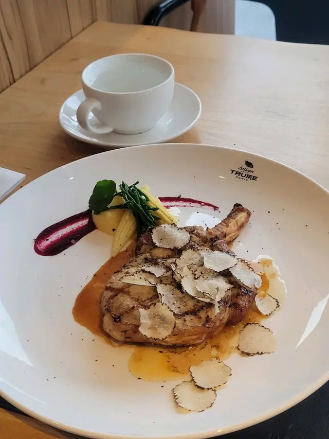 豬扒厚切，有一點點過熟，邊位有焦香。