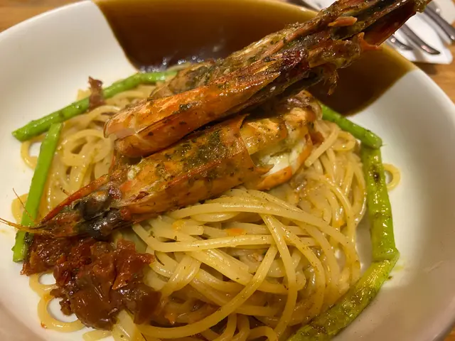 意粉口感唔錯，算 al dente，但虎蝦應該係雪藏蝦，無咩蝦味，有挑走蝦腸係加分位