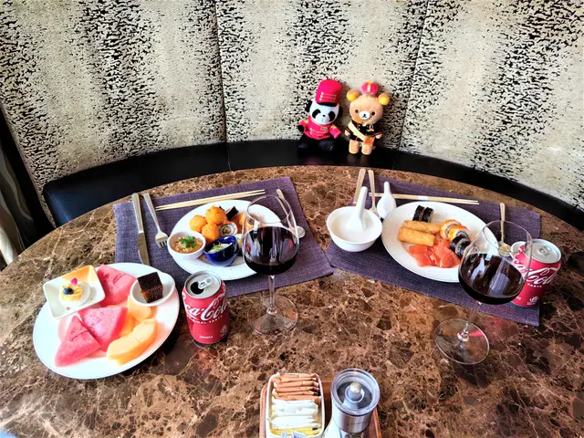 煙燻三文魚 + 韓式泡菜壽司卷 + 什錦太卷 + 春卷 + 蝦丸 + 紅桑莓蛋白脆餅 + 朱古力圓圓撻 + 泰式柚子沙律 + 西瓜 + 哈密瓜 + 杏仁茶 + 可口可樂