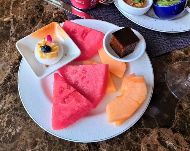 紅桑莓蛋白脆餅 + 朱古力圓圓撻 + 西瓜 + 哈密瓜