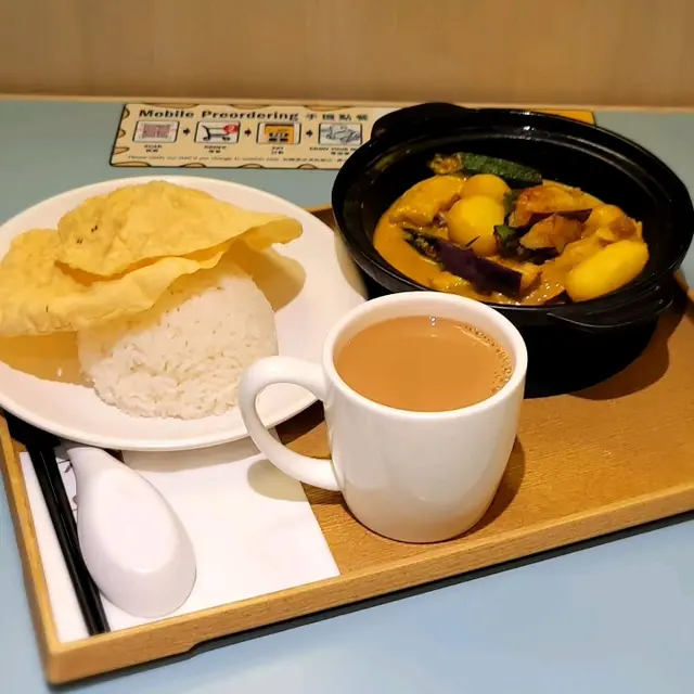 咖哩豬肋骨煲配白飯及香脆薄餅