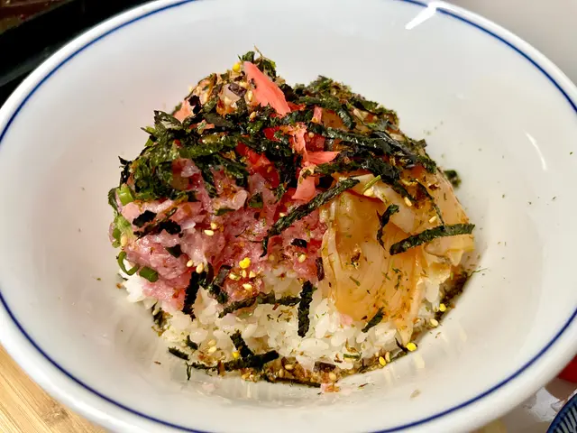 魚生飯擺盤時落太多飯素，有啲黑，唔好介意😅