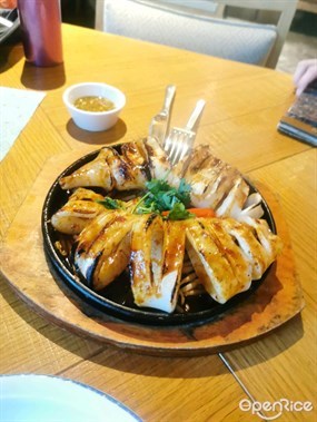 鐵板炭燒原隻鮮魷魚 - 東涌的尚蓮越泰餐廳