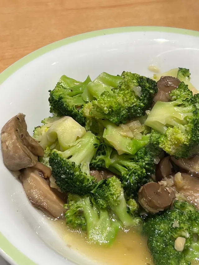 自己煮西蘭花🥦也真的挻麻煩的 這雖說有辣汁
可是不吃辣的小孩🧒 也有吃~~ 而且份量也不算少
想小孩🧒多吃點蔬菜🥬 可以試試這份~~