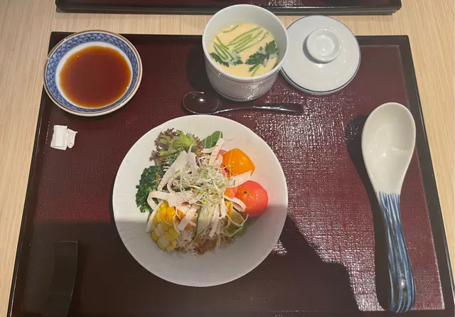 沙律份量唔細，有粟米椰菜絲沙律菜車厘茄，最有驚喜係佢有一粒西瓜，好清新🥰茶碗蒸既蛋味好濃，有冬菇日本魚片，可能到我食嘅時候我唔係好夠熱，就覺得普普通通