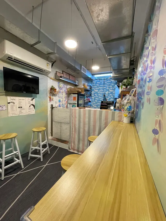 餐廳有張長枱及四張椅子,所以叫外賣會比較方便,如果喺入邊食嘅話,會有少量油煙味