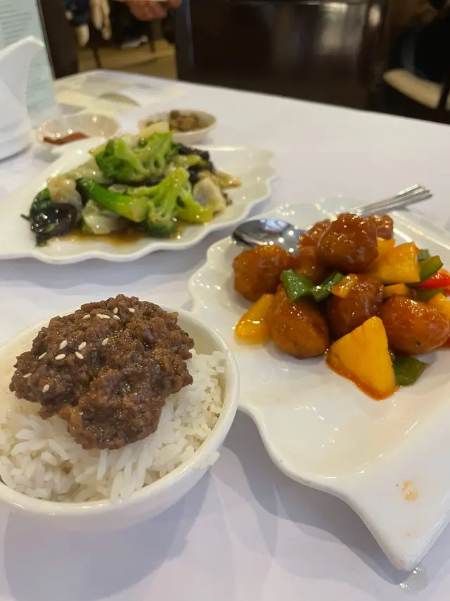 係比較甜既素魯飯，飯身比較乾身D，但同咕嚕肉或者雜菜一齊撈飯食就好美味