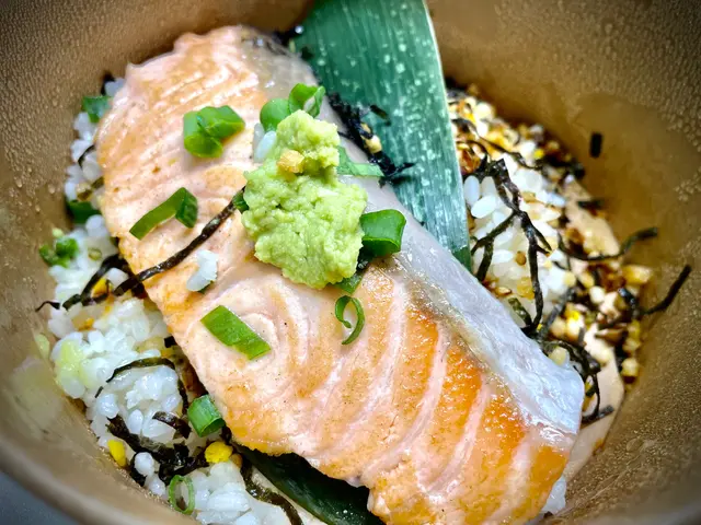 飯面有加飯素，配埋茶一齊食味道剛剛好，唔會好濃味，三文魚好大舊，整碎撈飯食好好味👍🏻