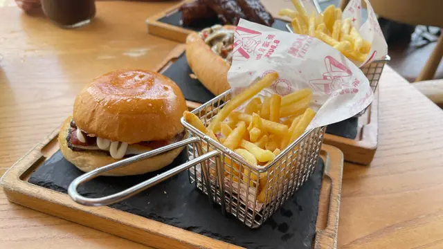 載運牛肉漢堡配煙肉及薯條套餐