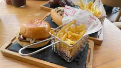 載運牛肉漢堡配煙肉及薯條套餐 
