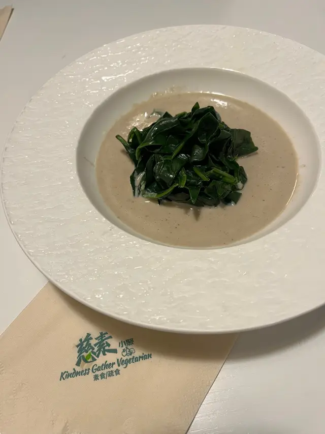 忌廉蘑菇濃湯佐菠菜苗（奶）