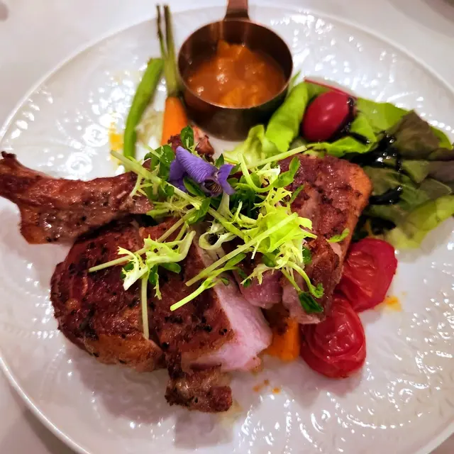 慢煮西班牙黑毛豬鞍架伴香桃醬